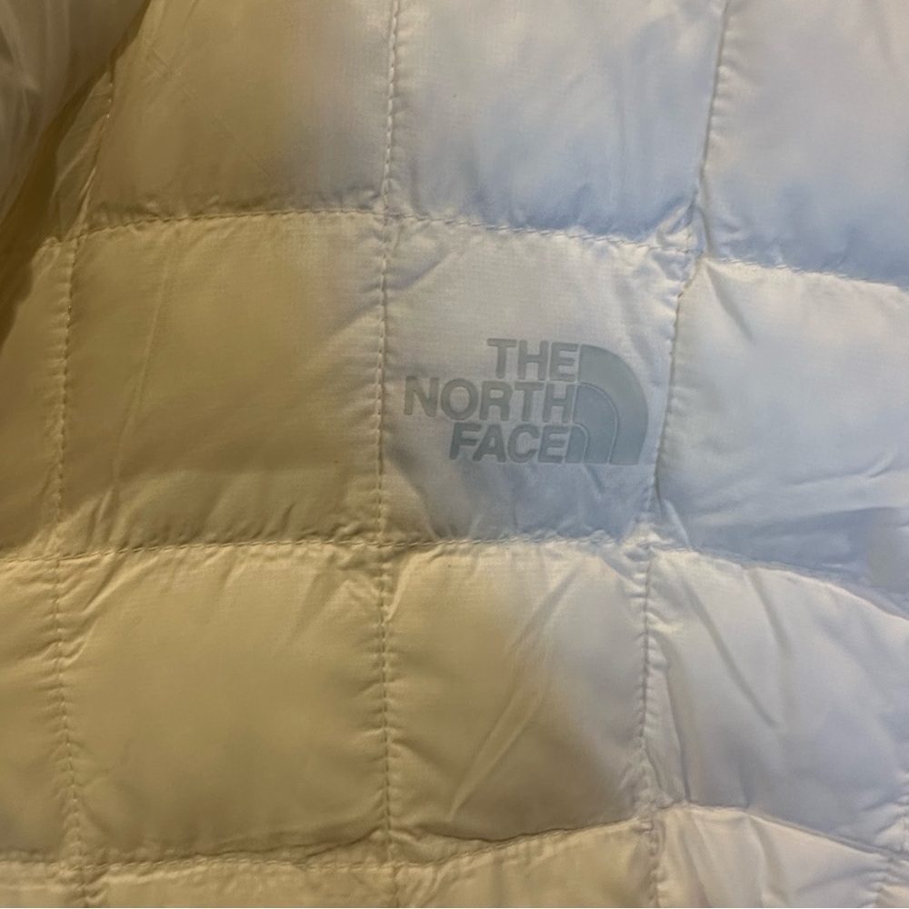 The North Face Women's White Quilted Puffer Jacket - Picture 3 of 7